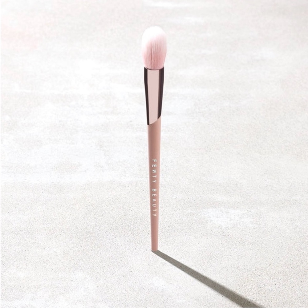 NWT Fenty Beauty Pink Precision Highlighter Brush 135